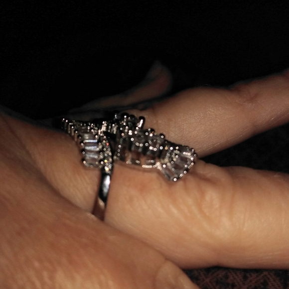 ***SPECTACULAR WHITE SAPPHIRE RING (8)*** - Picture 3 of 4